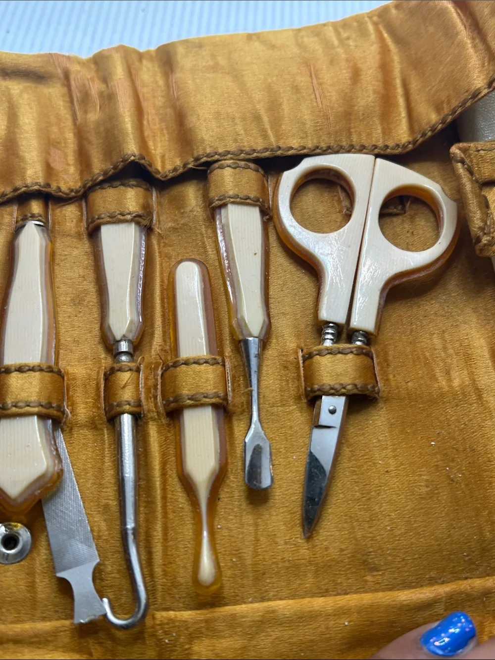 Vintage Leather Women's Manicure Kit in Gold and Cream